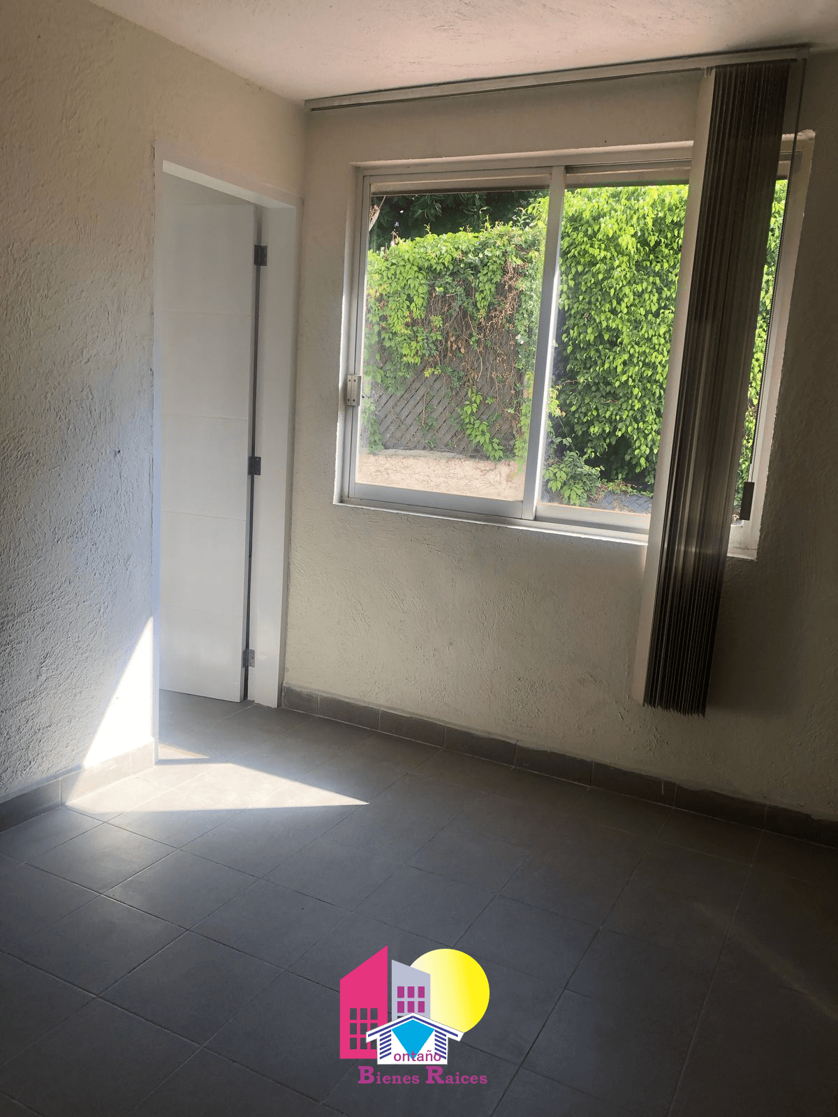 Habitación con ventana al jardín