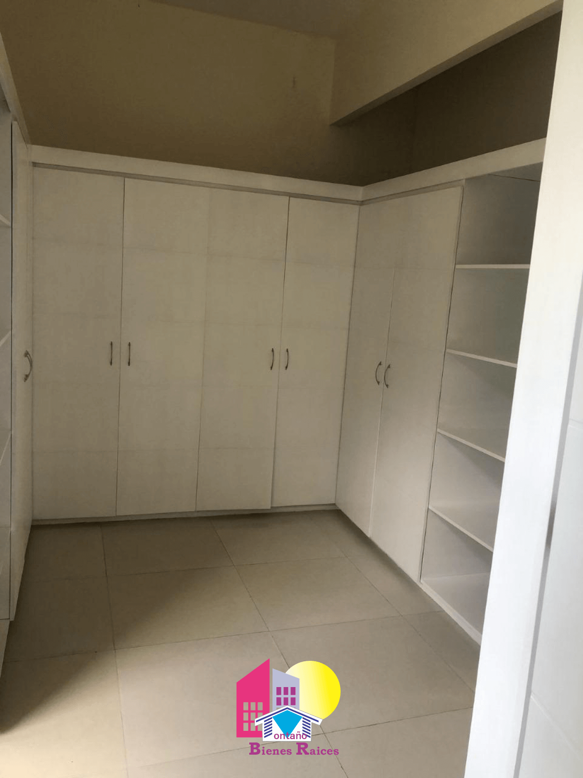 Vestidor amplio con clósets